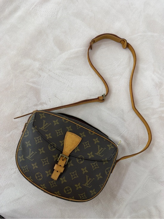 Louis Vuitton Handbags - Louis Vuitton Monogram Crossbody in Brown with Tan Trim